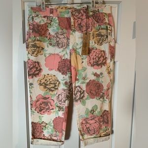 Nine West Vintage America Boho Cropped Camelia Floral print Capri Jeans
